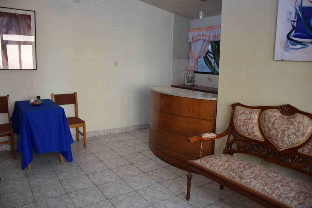 Comedor privado con barra divisoria con la cocina.