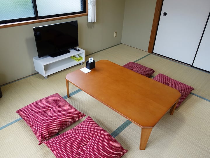 Från den tredje personens bokning lägger vi ut en futon för 3 personer i detta rum.