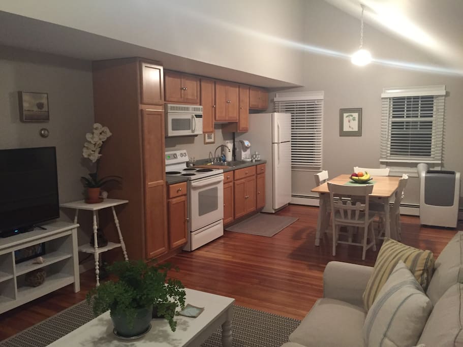 Full kitchen with convection oven, electric stove, fridge, stocked utensils & dinnerware and Keurig coffee machine (complimentary selection available). Paper towels and hand towels are also supplied.