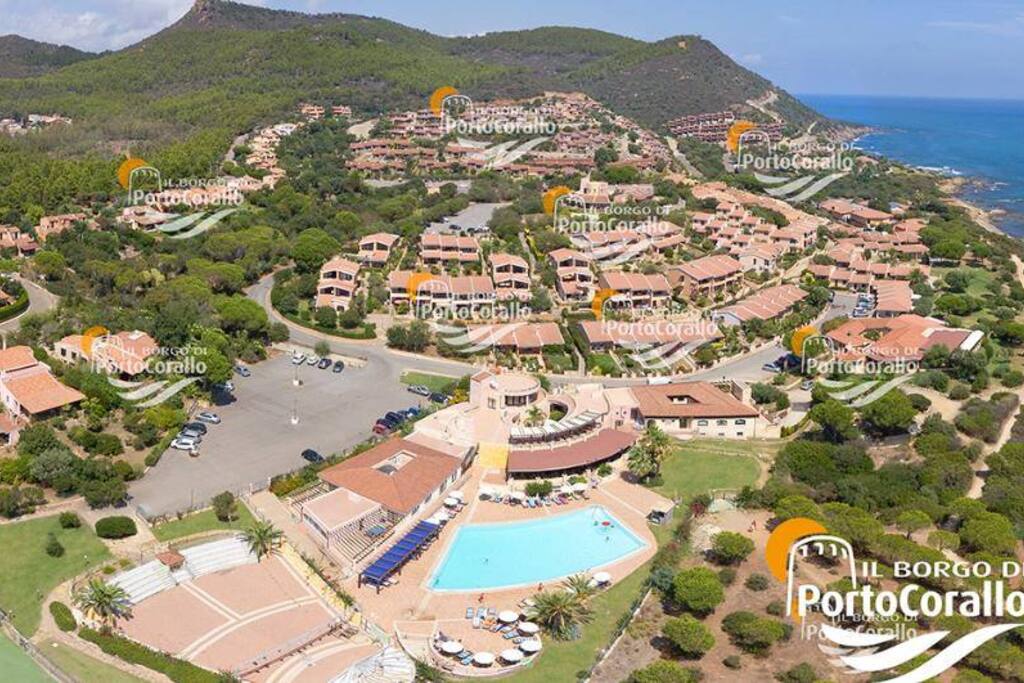 Il Borgo di Porto Corallo, immerso nel verde di una bellissima pineta, adagiato di fronte al mare, comodo a tutti i servizi...