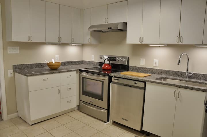 Charming row house apartment near everything