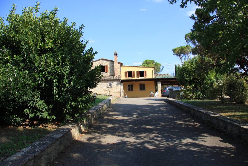 La casa dal viale di ingresso