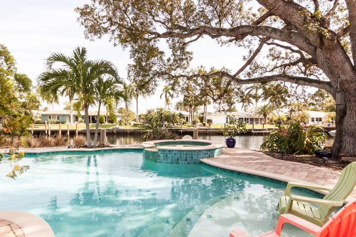 Florida Tropical Retreat. Waterfront and Pool Home gallery image 2