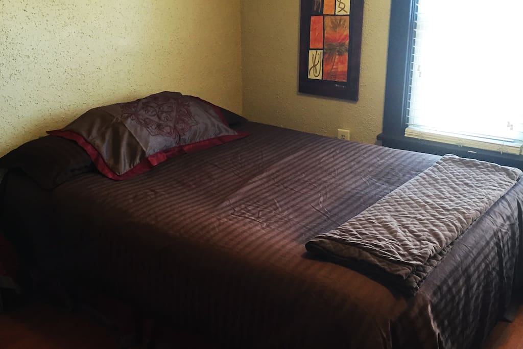 2nd bedroom, queen bed
