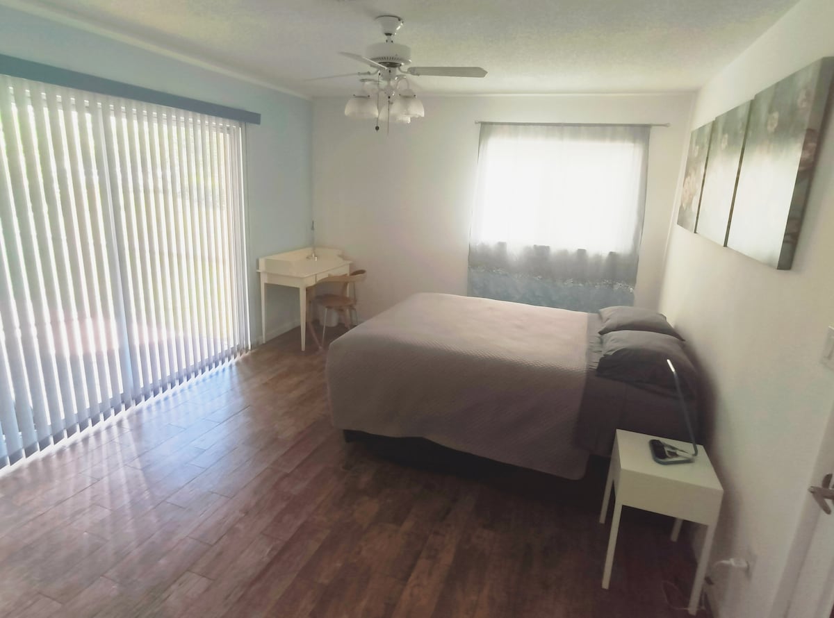 Dhomë e bollshme dhe e rehatshme me gjithë hapësirën që të duhet për 1 ose 2 vizitorë.