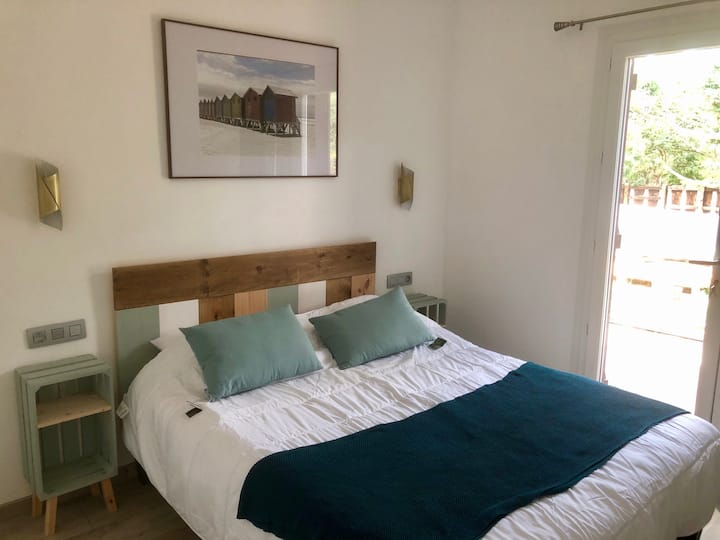 Chambre 2 avec son lit de 160cm et son grand dressing 