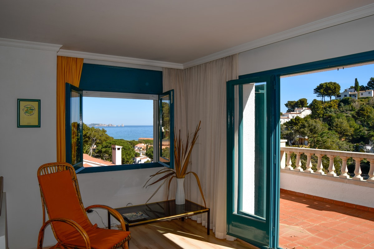 дневна соба на првиот кат, со поглед на море и пристап до тераса-порт со скара-са ПУНТА КОСТА БРАВА