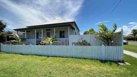 Cute cottage close to town, restaurants and shops.