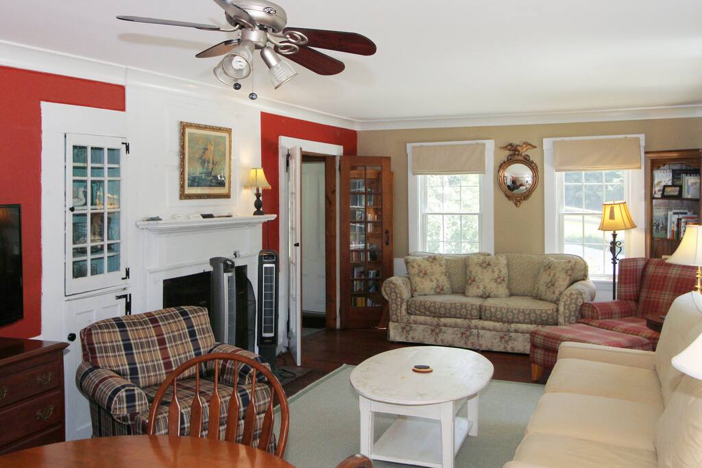 Seating for 7 in the living room with a flat screen TV and dining nook for 4.