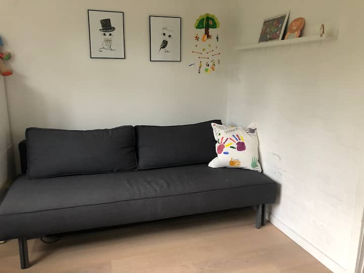 חדר אורחים/משרד עם ספה נפתחת לשני אנשים