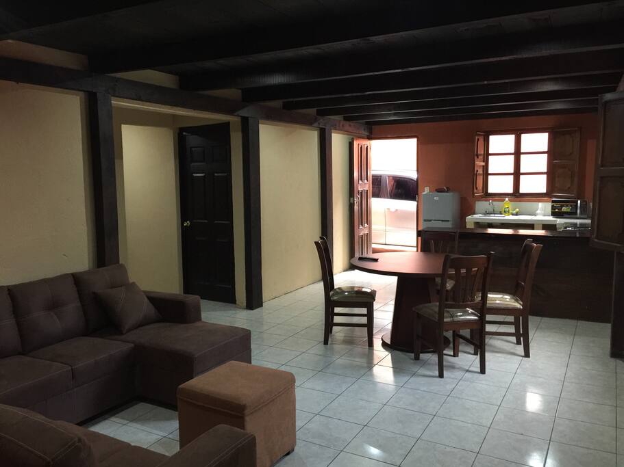 La casita cuenta con una cocina equipada: refrigeradora, microondas, estufa, tostador de pan, platos y sartenes. Un comedor y una sala cómoda.