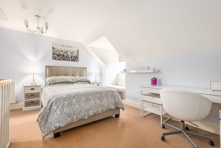 卧室4.主卧位于二楼，可步行前往更衣区和套内淋浴间