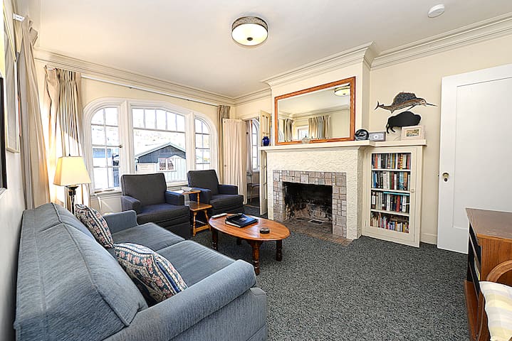 316CA Upper: Cute 2nd level Half of Duplex +