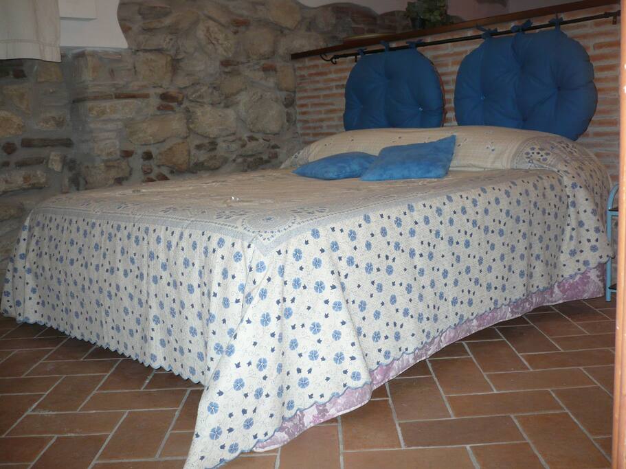 la zona notte con il letto matrimoniale