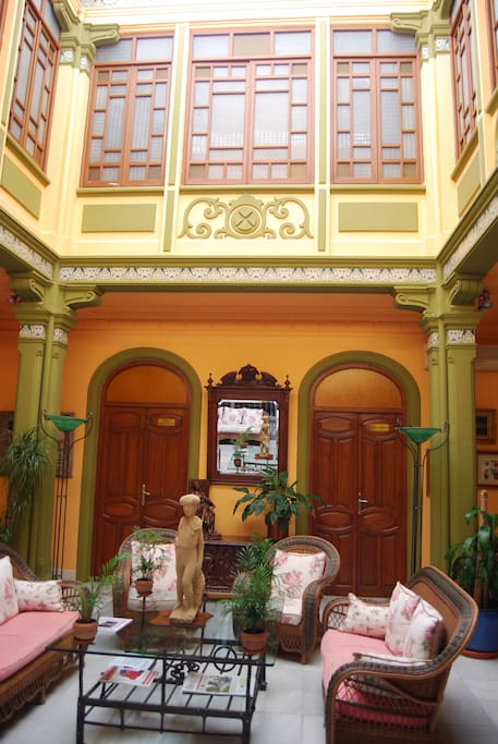 Patio central cubierto de la casa