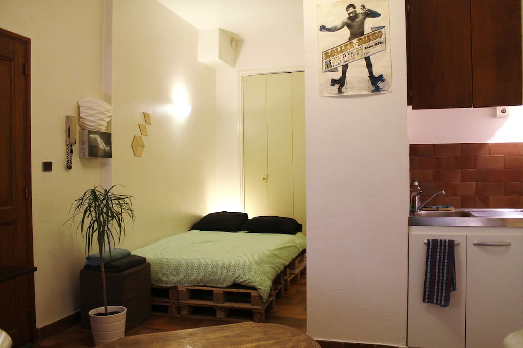 Lit confortable de 140 cm de large (20cm plus petit qu'un lit double)