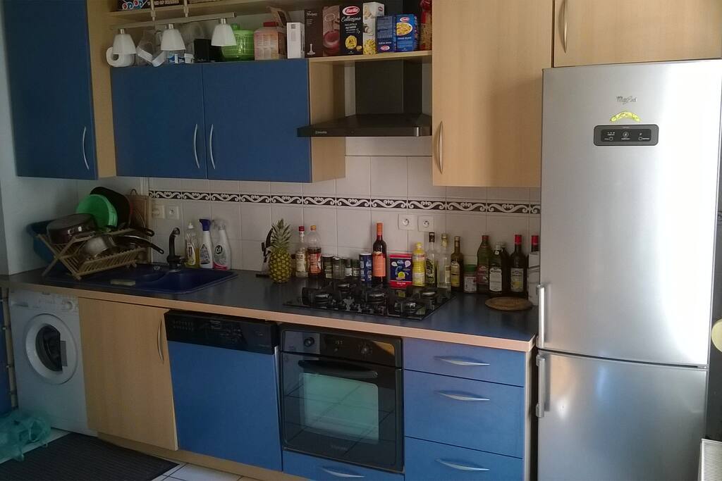 Cuisine équipé, lave vaisselle, four, frigo