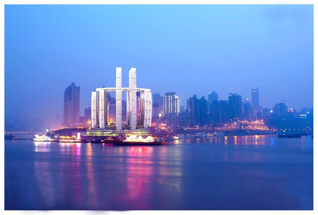 楼下江边夜景,正在建的朝天门地标建筑帆船酒店