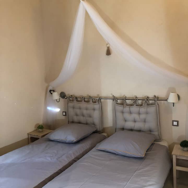 Chumba 1 cha kulala kinachoonekana kusini kwenye bwawa na vitanda 2 pacha ambavyo vinaweza kuunganishwa .