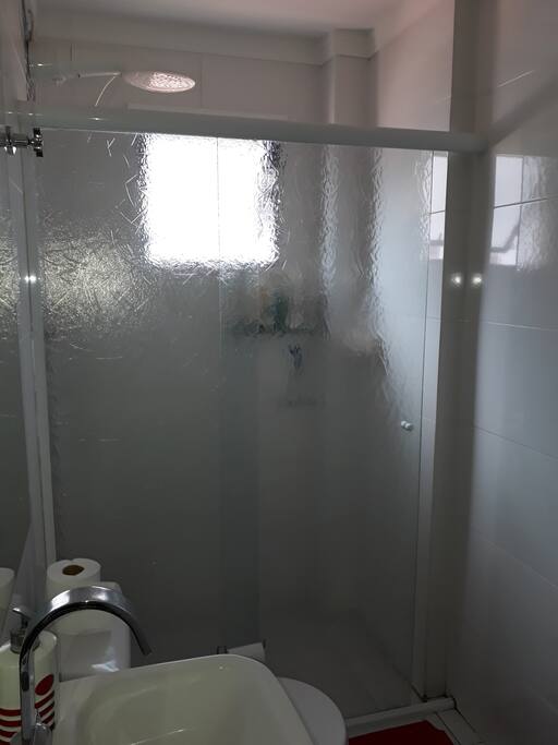 Banheiro de hóspedes.