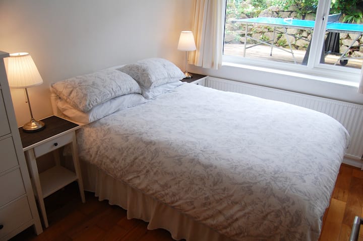 Dhomë gjumi e dyfishtë.