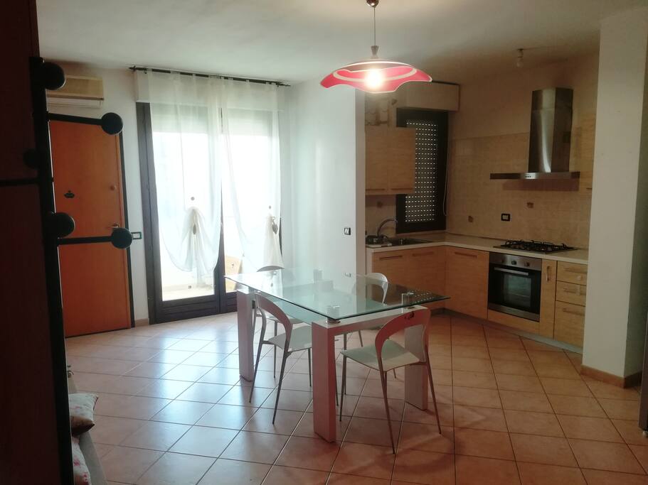 Zona pranzo e angolo cottura
