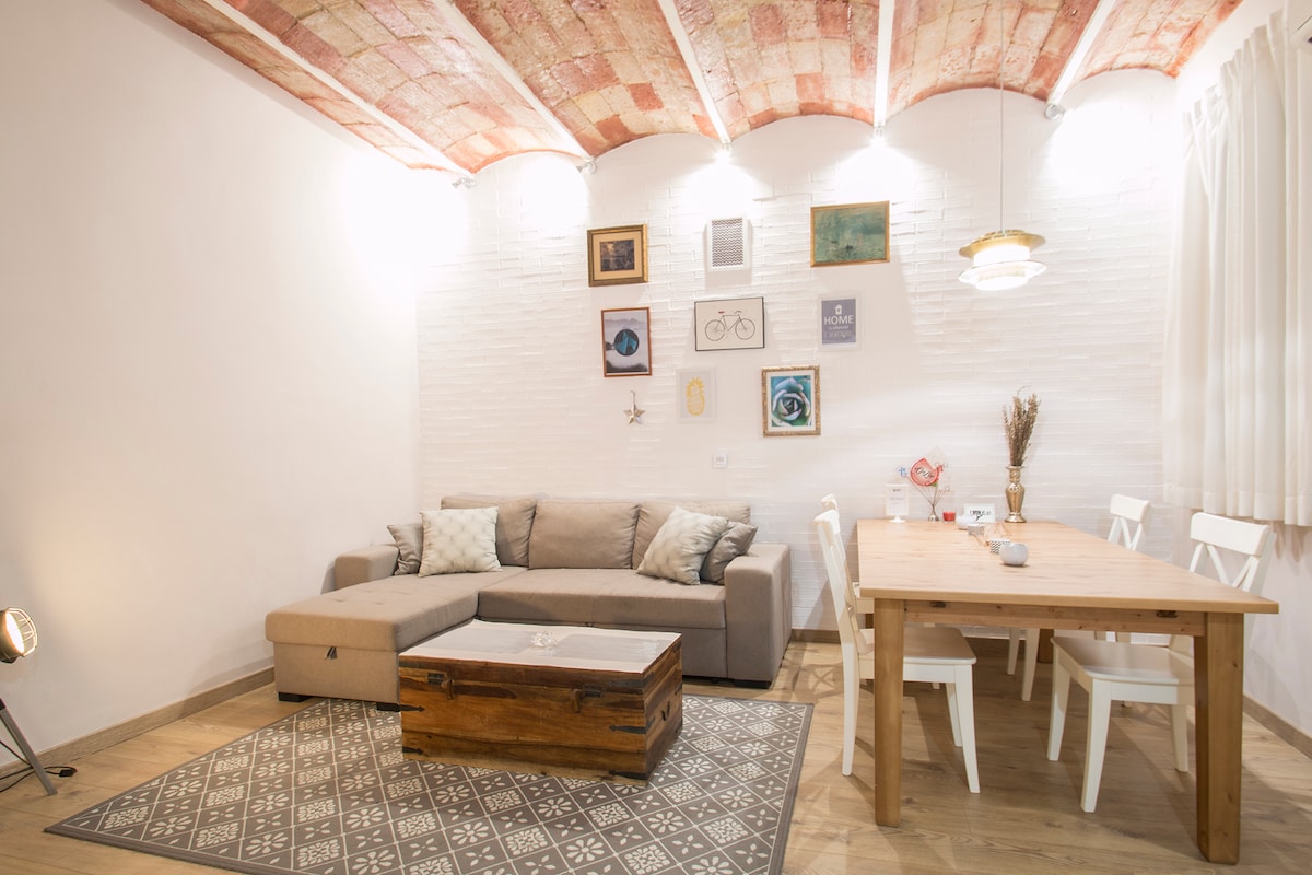Top performing Airbnb: Comfy central apt, 2BR, AC, Wi-Fi, beach in La Barceloneta