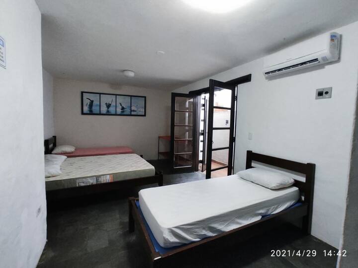 Suíte 3 (acomoda 4 pessoas) – 1 cama de casal, 2 camas de solteiro, varanda com rede. Ar-condicionado