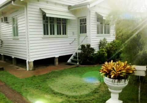 Cosy House 1km from down town