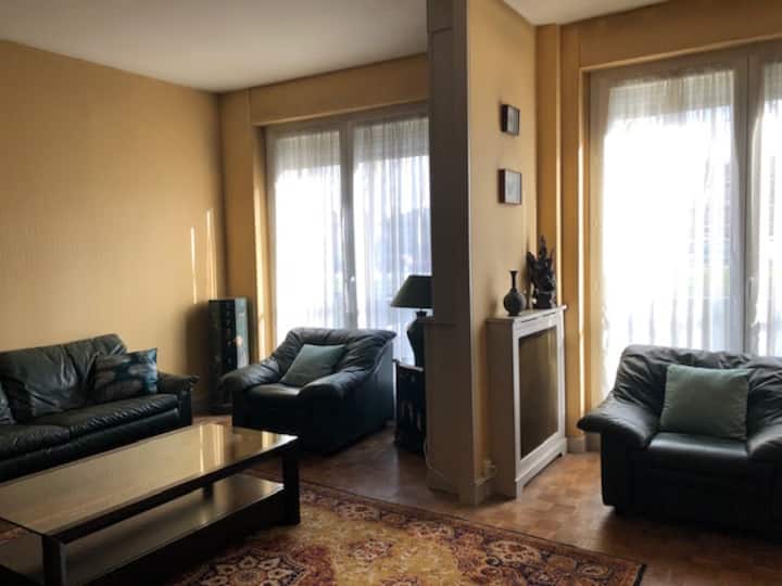 Salon avec canapé lit 2 places / Living room with sofa bed for 2 people