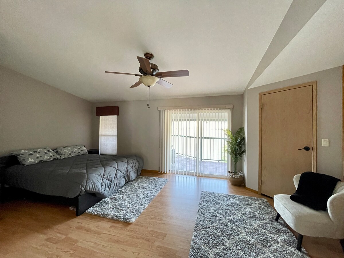 Dhoma kryesore e gjumit në katin e sipërm, krevat Cal King