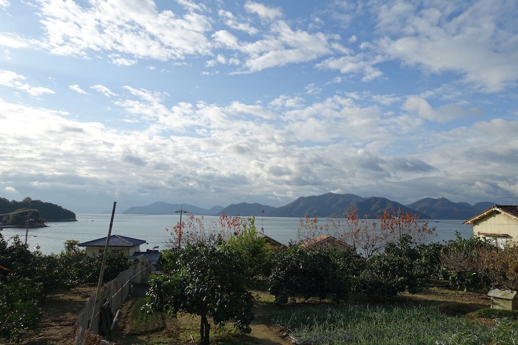 窓からは瀬戸内の多島美が望めます。/ View from my house.