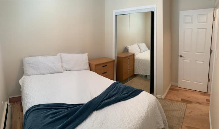 标准双人床卧室