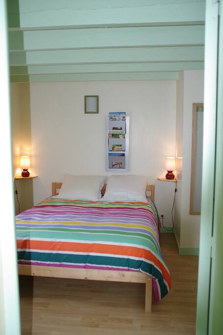 Chambre vue du couloir.