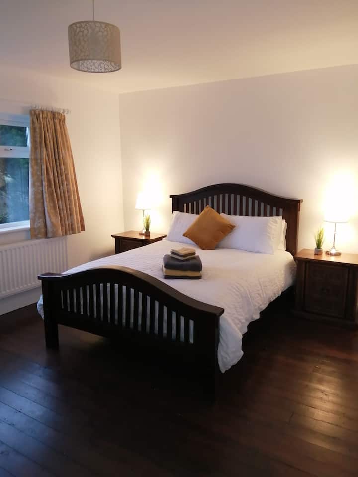 Large spacious bedroom with Kingsize bed