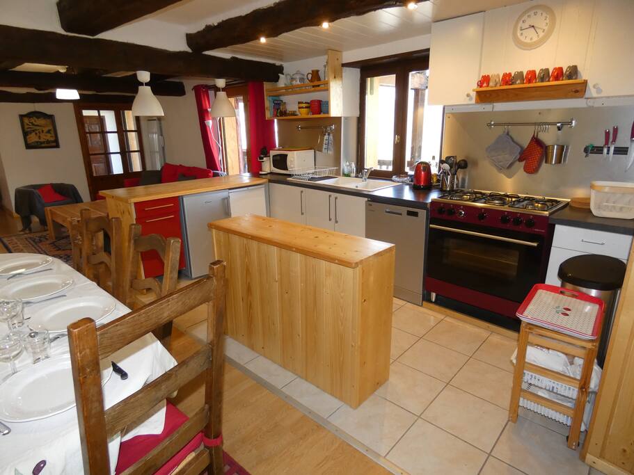 cuisine:piano 5 feux + four gaz,2 frigo plans,1 lave vaisselles,des rangements, micro onde, bouilloire ,grande table 10 personnes
