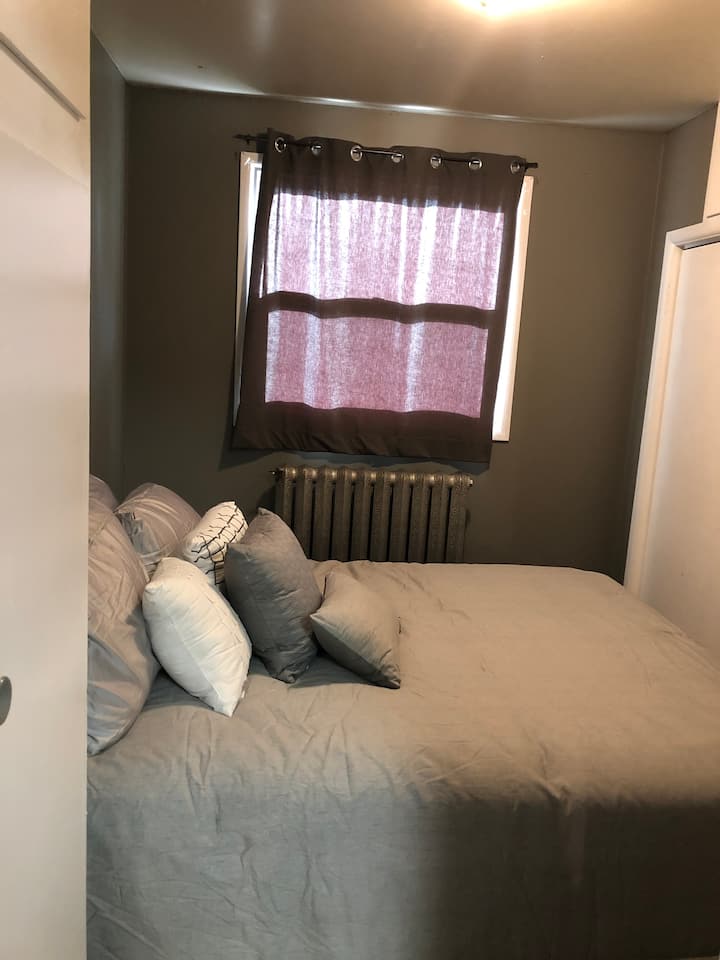 Manja treća spavaća soba s bračnim krevetom.