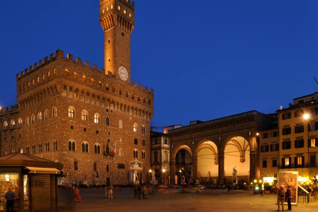 La vicina Piazza della Signoria