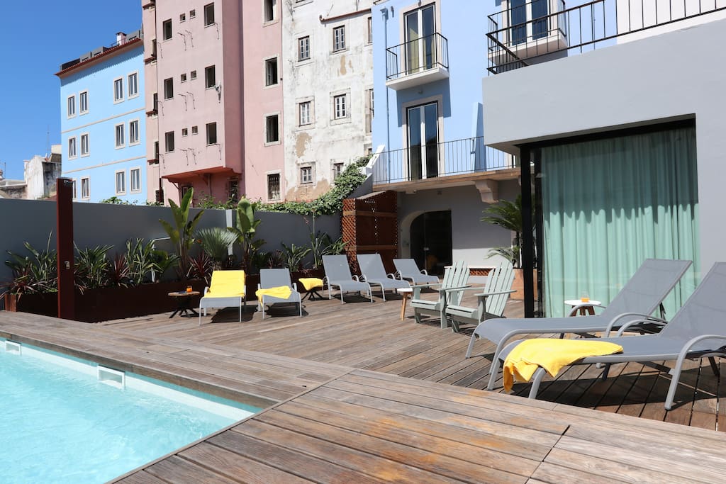 Common pool and sun loungers at the common patio, to enjoy Lisbon's sun!