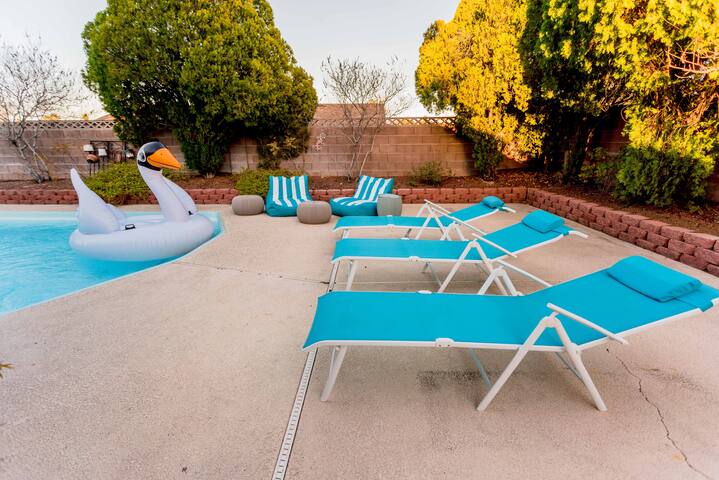 Perfect 4bd/3ba POOL 8min Vegas Strip Conven Ctr! gallery image 3