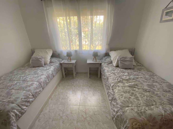 غرفة النوم الثانية بسريرتها وخزانتين. طاولة مرحاض وكرسي كمبيوتر. 