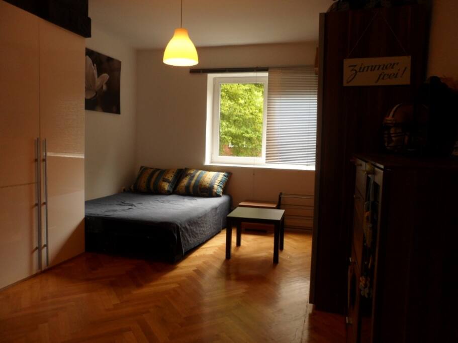 Schlafzimmer Bett für 2. Plus 2 Matratzen für weitere Gäste Kinder'