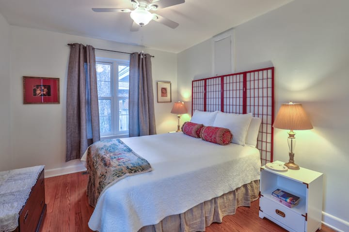 Chambre principale avec lit Queen Size et vue sur les jardins avant.
