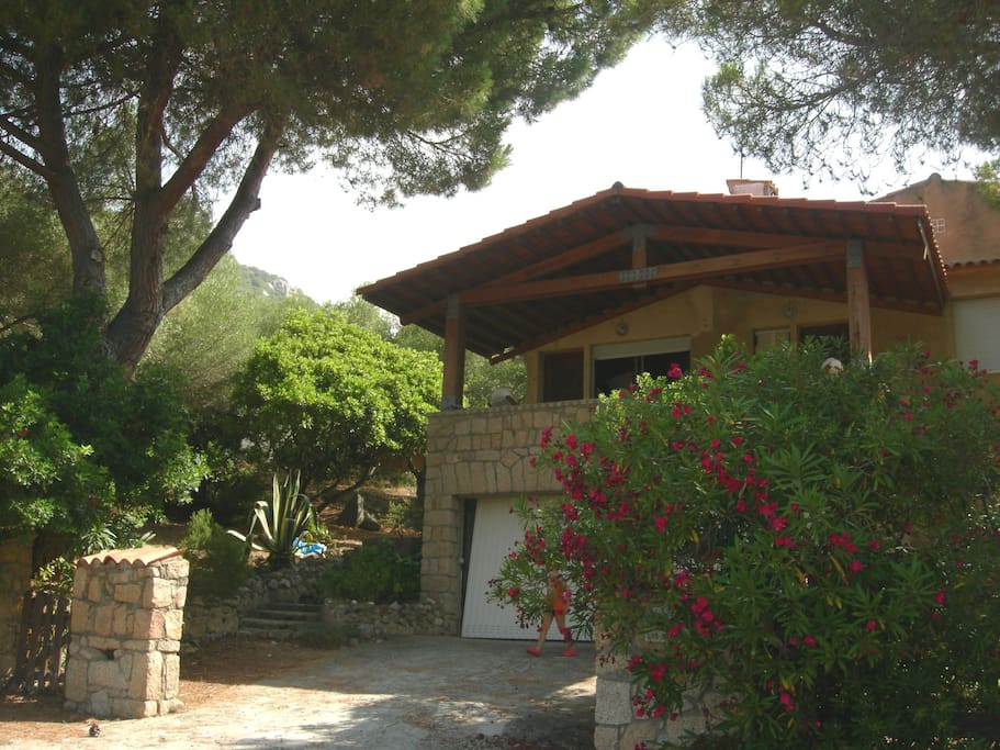 L'ingresso della villa con giardino