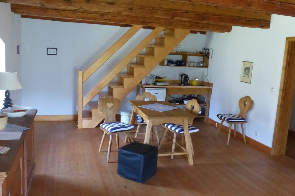 Wohnraum mit kleiner Küche und Esstisch