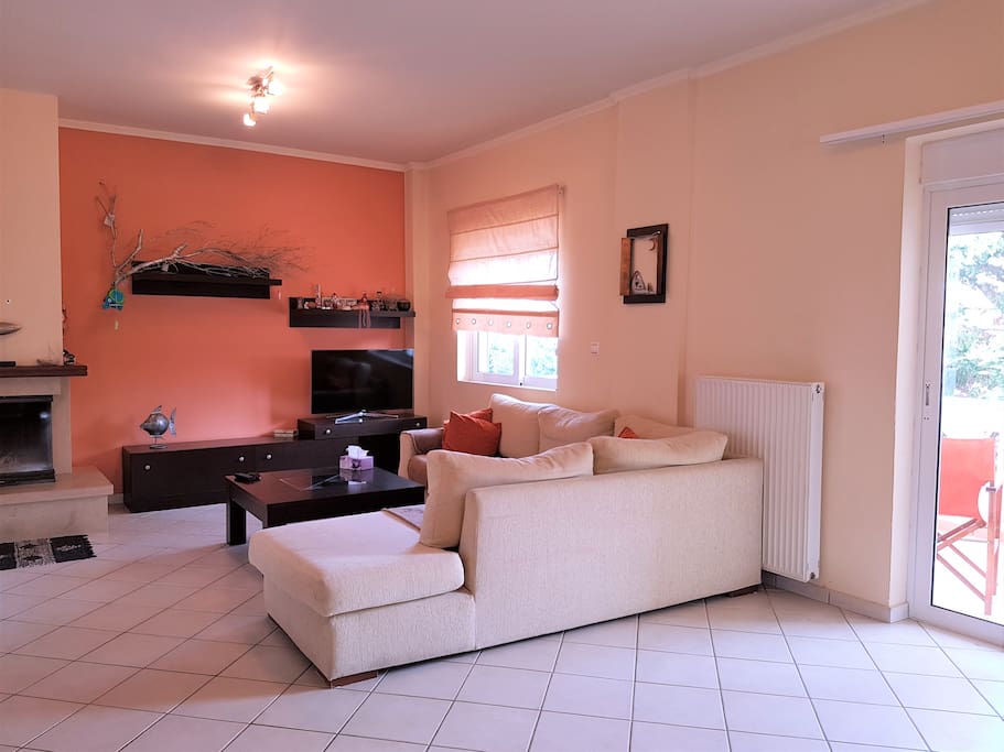The spacious livingroom is equipted with a tv.