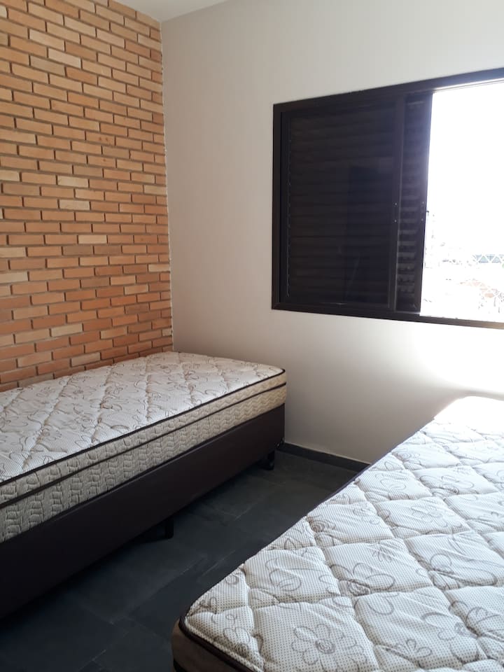 Kamer 3: 2 eenpersoons kingsize bedden is geschikt voor 1 extra standaard eenpersoonsbed