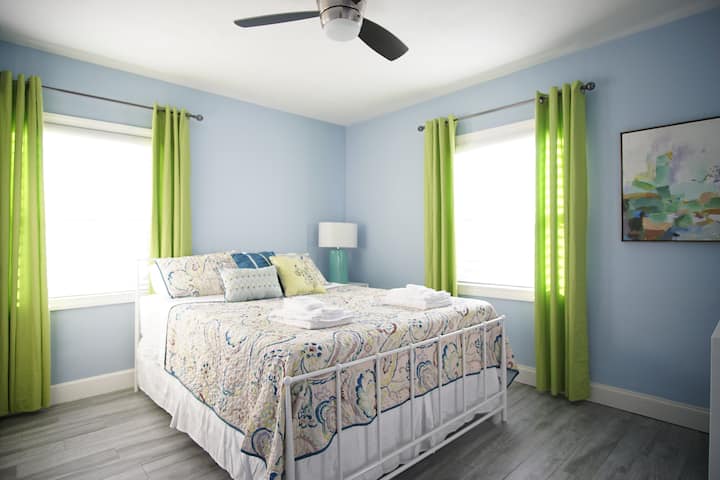 Habitación queen, muebles nuevos y TV + ventilador de techo