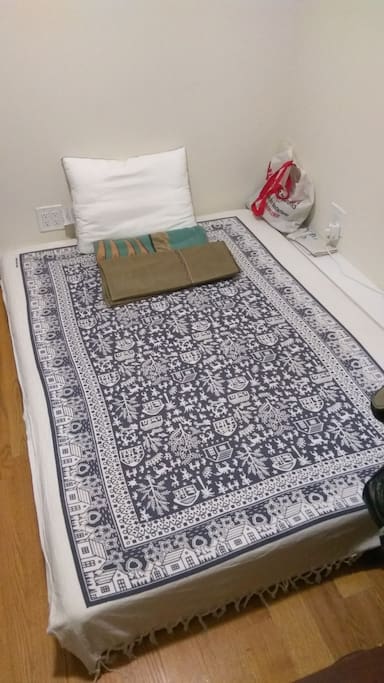 queen bed (no frame)