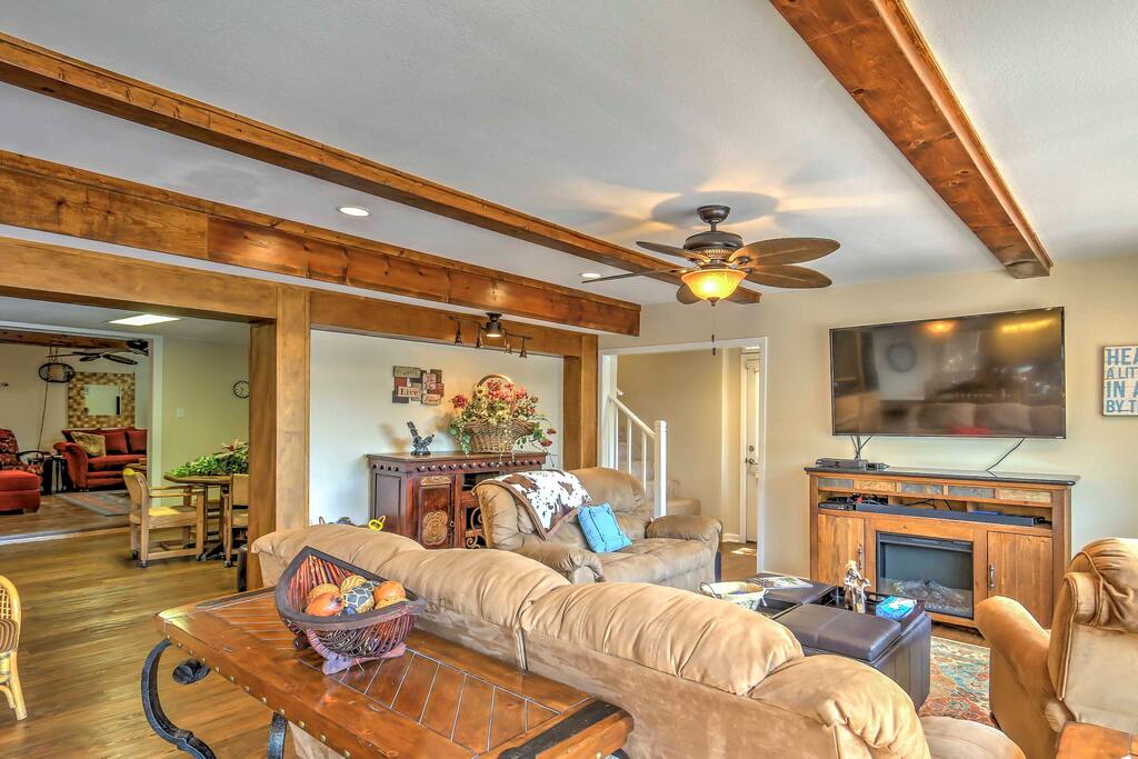 You and your guests are sure to enjoy the modern amenities, comfortable furnishings and outdoor living spaces.
